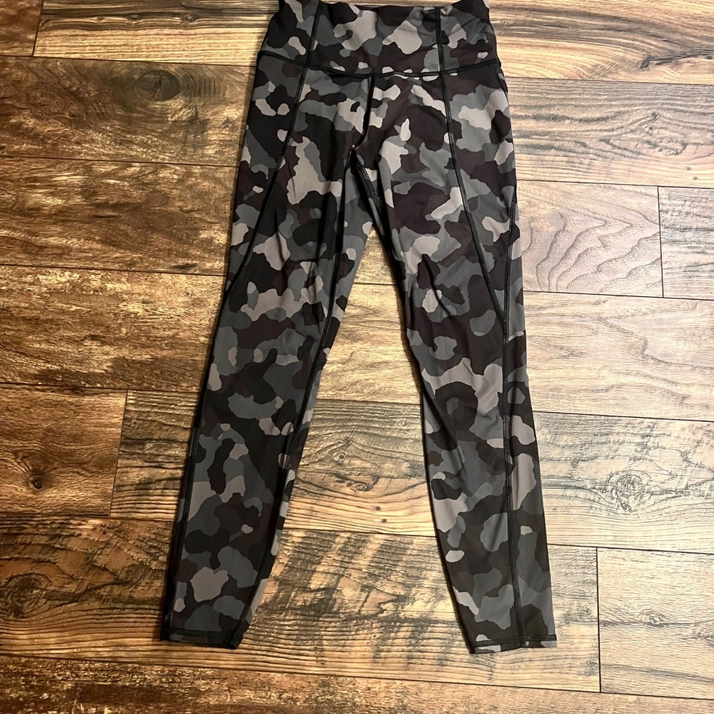 Athleta Ultimate Stash Pocket Black Camo Lightning 7/8 Tights